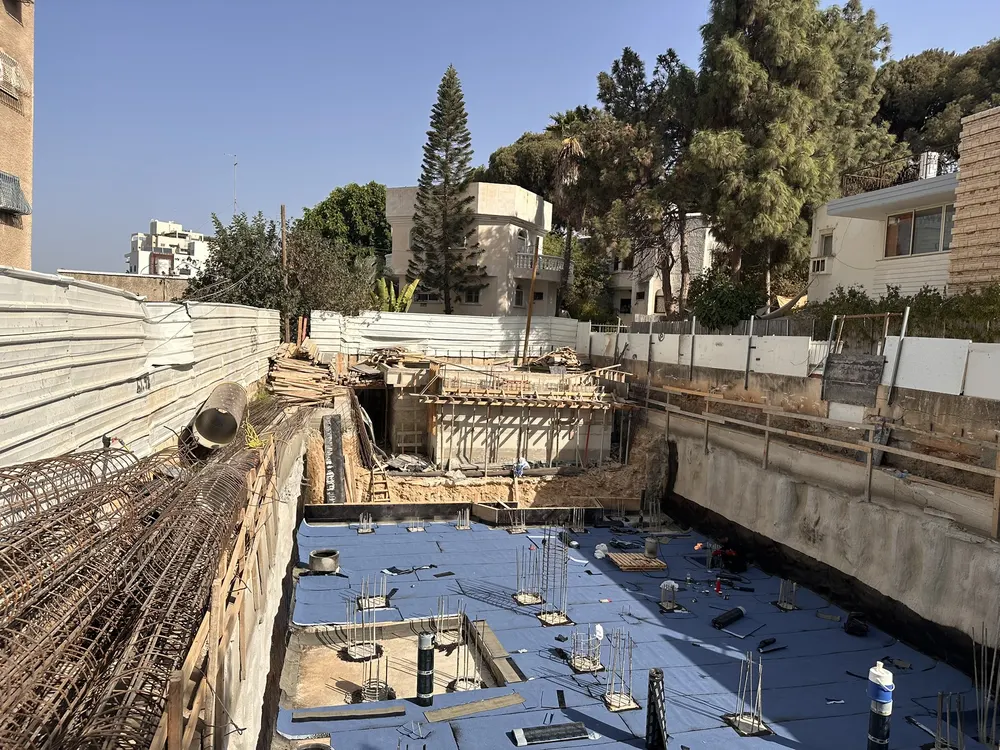 קומת המרתף מזווית נוספת, עם ברזל הזיון והדיפון