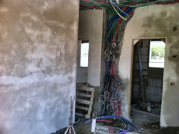 צנרת חשמל מרוכזת בקיר לפני סגירת הטיח