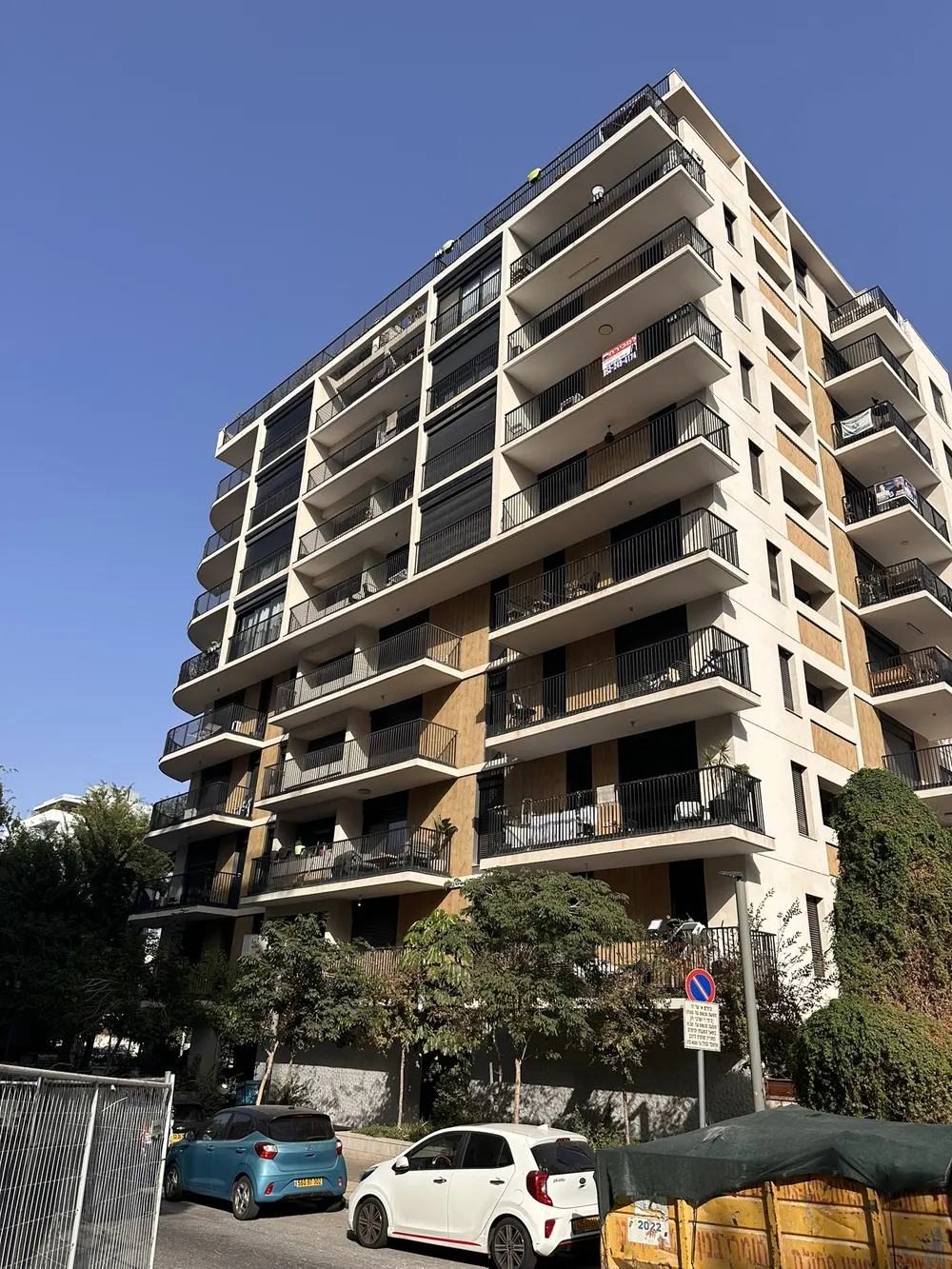 בניין מגורים גבוה גמור ברחוב ההלכה