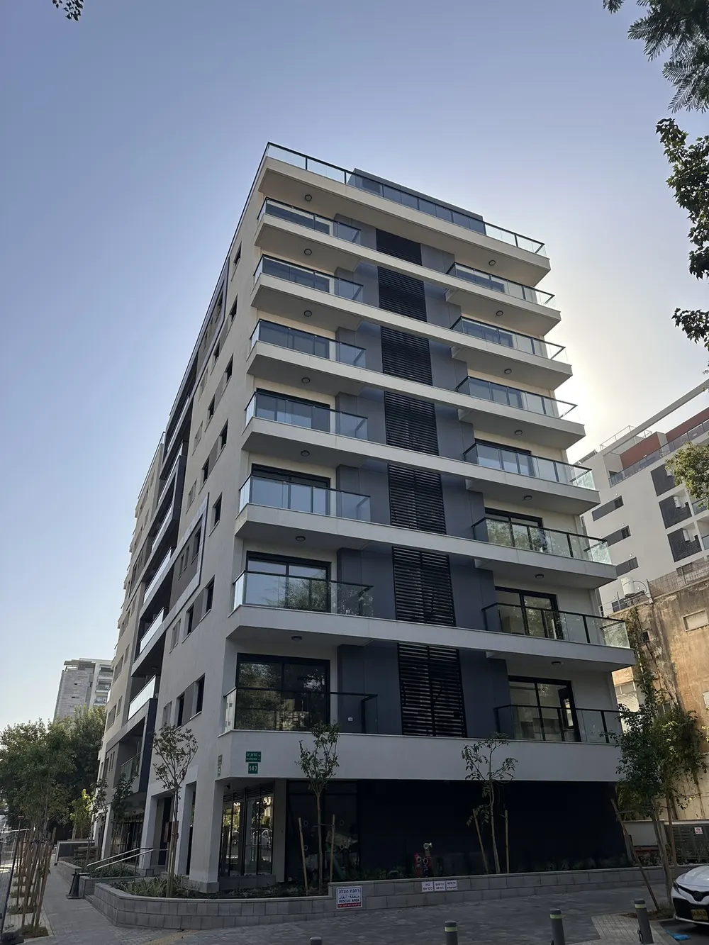 בניין מגורים גמור עם חזית אפורה