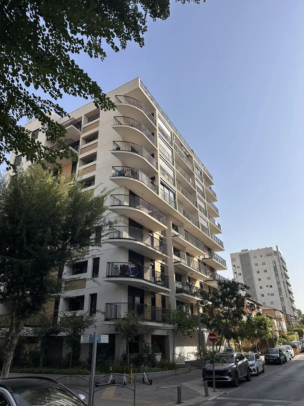 בניין מגורים גמור עם מרפסות מעוגלות