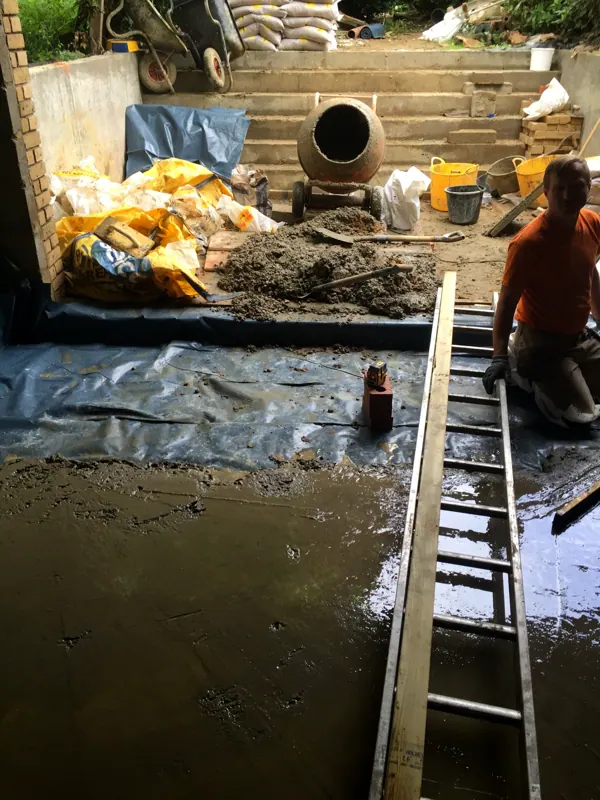 יציקת רצפת בטון על גבי יריעות איטום בקומת המרתף