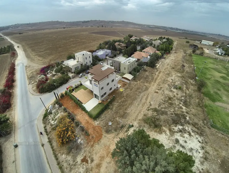 מבט אווירי רחב על המגרש בקצה המושב מול השדות